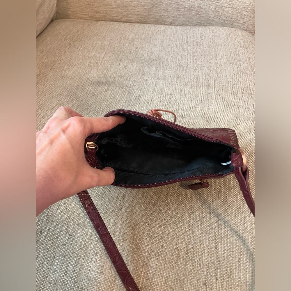 Maroon leather purse with carved design - Picture 5 of 5